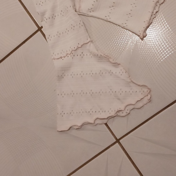 4/$30 White Lacy Long Bell Sleeve Tee - Size 5 (Girl) - Picture 3 of 7
